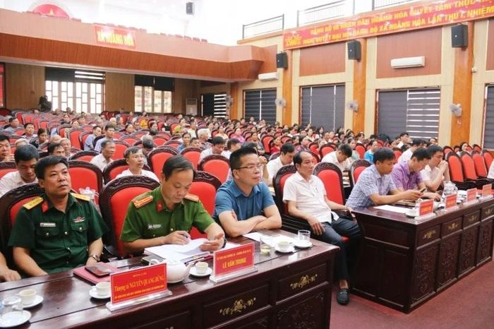 Các đại biểu và cử tri xã Hoằng Hóa tham dự hội nghị.