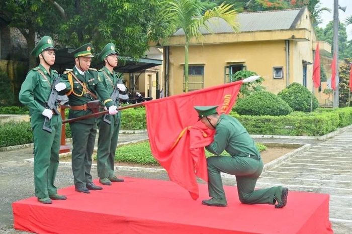 Chiến sĩ mới thực hiện nghi thức tuyên thệ trước Quân kỳ quyết thắng.