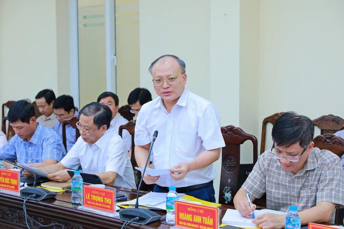 Giám đốc sở Tài chính Lê Trọng Thụ trình bày báo cáo tại buổi làm việc.