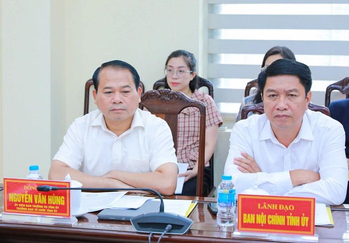 Trưởng Ban Tổ chức Tỉnh ủy Nguyễn Văn Hùng dự buổi làm việc.