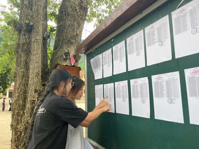 Hai bạn Phạm Thị Như Quỳnh (áo đen), và bạn Vi Thị Thu Thủy (áo trắng), trường THPT Quan Hóa xem số báo danh.