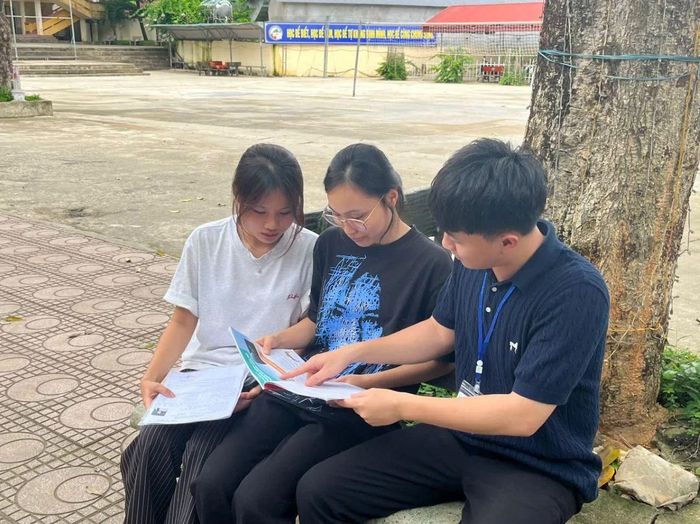 Hai bạn Phạm Thị Như Quỳnh (áo đen), và bạn Vi Thị Thu Thủy (áo trắng), trường THPT Quan Hóa được thầy giáo hướng dẫn về sơ đồ phòng thi.