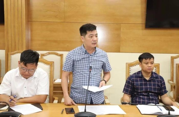 Lãnh đạo xã Hà Long báo cáo tiến độ tại hội nghị.