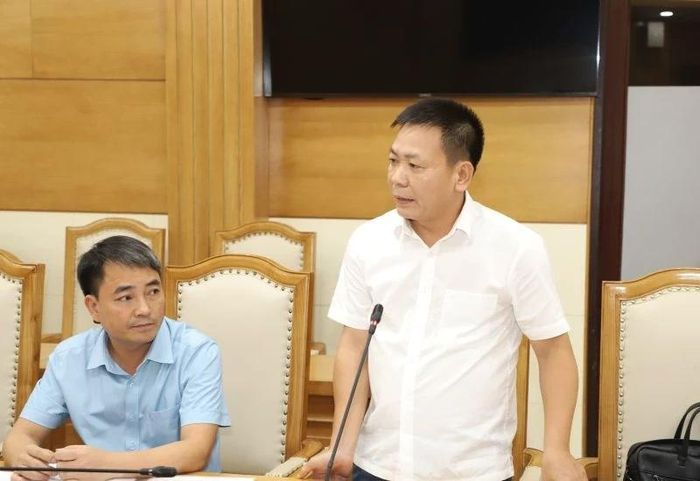 Lãnh đạo xã Luận Thành báo cáo tiến độ GPMB dự án tại hội nghị.