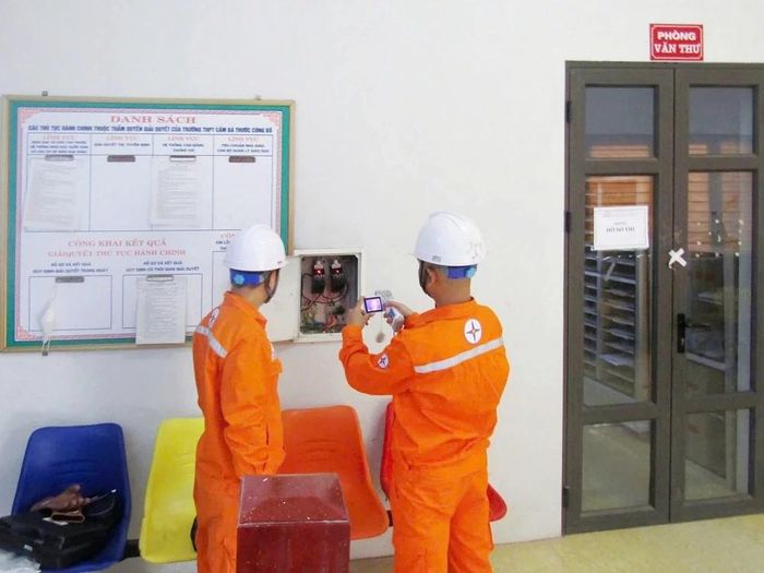 Nhân viên Điện lực trực thuộc Công ty Điện lực Thanh Hóa kiểm tra hệ thống điện tại các điểm diễn ra kỳ thi.