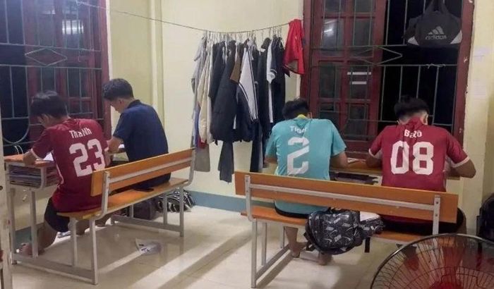 Các sĩ tử chăm chú ôn lại những kiến thức quan trọng chuẩn bị cho kỳ thi vào ngày mai, mặc dù đã khuya.