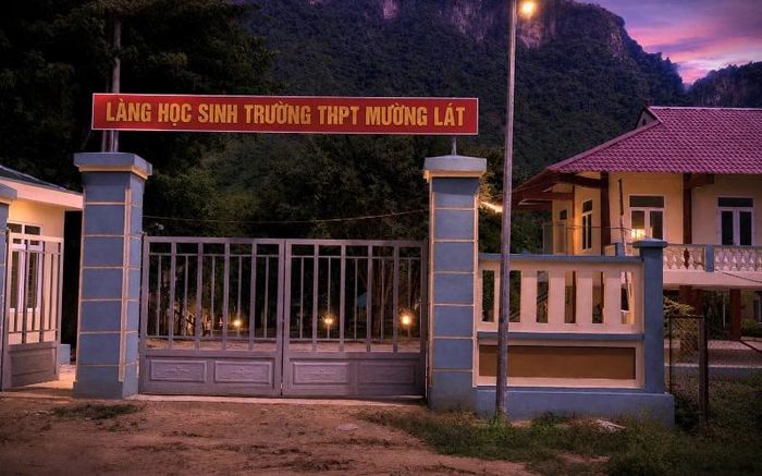Cổng làng học sinh trường THPT Mường Lát nhìn từ bên ngoài.