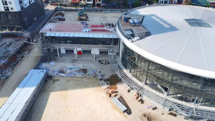 Trung tâm bến xe là tòa nhà hình tròn, diện tích 2.000 m2, với tầng 1 là khu bán vé và showroom, tầng 2 kinh doanh đồ ăn nhanh.