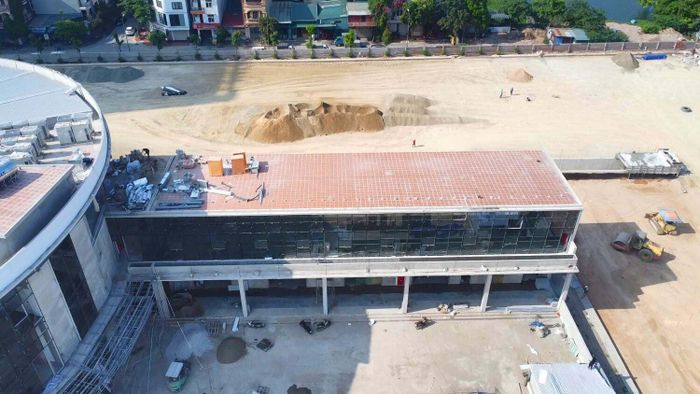 Công trình gồm 4 tầng (3 tầng nổi, 1 tầng hầm), trong đó tầng hầm rộng 5.000 m2 dùng làm gara trông giữ xe cho hành khách.
