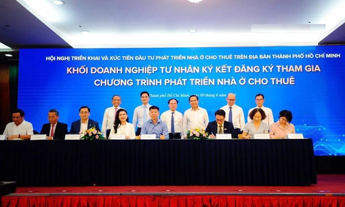 Đại diện các doanh nghiệp tư nhân ký cam kết đăng ký tham gia chương trình phát triển nhà ở cho thuê, chiều 9/6.