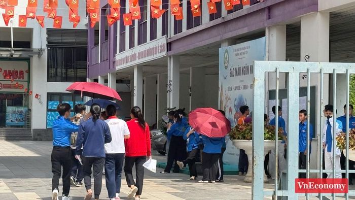 GS. Huỳnh Văn Chương, Cục trưởng Cục Quản lý chất lượng (Bộ GD-ĐT), cho biết đề thi tốt nghiệp THPT năm 2026 tiếp tục bám sát chương trình giáo dục phổ thông 2018, trong đó kiến thức lớp 12 chiếm tỷ trọng chủ yếu. Ngữ văn là môn duy nhất thi theo hình thức tự luận và đề thi sẽ tiếp tục sử dụng ngữ liệu nằm ngoài sách giáo khoa.