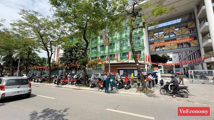 Tại điểm thi THCS Nhật Tân, nhiều phụ huynh đội nắng đưa đón và cổ vũ tinh thần cho con em mình.