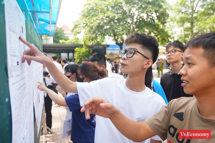 Lúc 14h chiều nay tại điểm thi THPT Yên Hòa, các em học sinh đã có mặt và kiểm tra kỹ các thông tin cá nhân như họ tên, ngày sinh, đối tượng ưu tiên, khu vực ưu tiên.