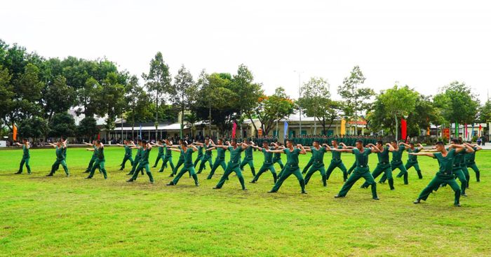 Chiến sĩ mới đồng diễn thể dục tay không.