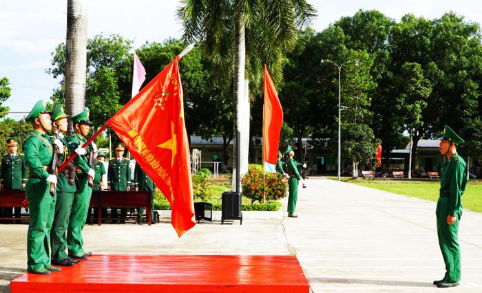 Chiến sĩ mới tuyên thệ trước Quân kỳ Quyết thắng của Bộ đội Biên phòng tỉnh An Giang.
