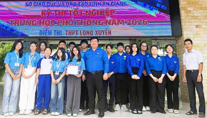 Phó Bí thư Tỉnh đoàn An Giang Dư Phạm Hữu Khuyến thăm hỏi, động viên, tặng quà đội hình “Tiếp sức mùa thi” tại điểm thi Trường THPT Long Xuyên.