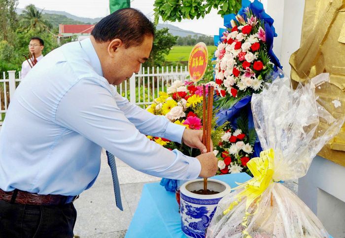 Bí thư Đảng ủy, Chủ tịch HĐND xã Ba Chúc Phạm Minh Hiền thắp hương tưởng nhớ các anh hùng liệt sĩ.