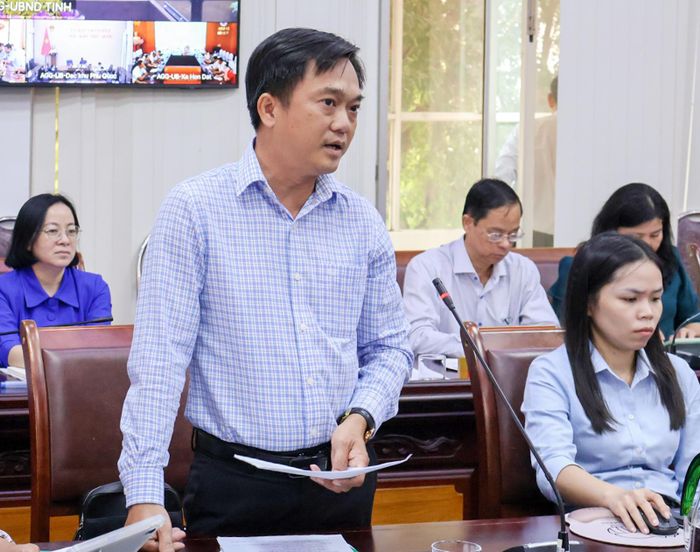 Đại diện UBND xã Mỹ Hòa Hưng phát biểu tham luận tại hội nghị.