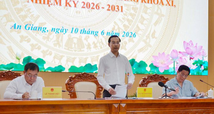 Phó Bí thư Thường trực Tỉnh ủy, Chủ tịch HĐND tỉnh An Giang Nguyễn Thanh Nhàn phát biểu gợi ý thảo luận.