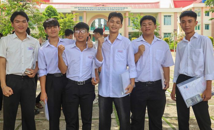 Học sinh Trường THCS và THPT Kiên Hải tự tin bước vào kỳ thi.