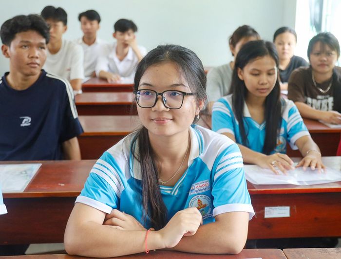 Thí sinh tại điểm thi Trường Phổ thông Dân tộc nội trú THPT An Giang 1 nghe phổ biến quy chế thi.