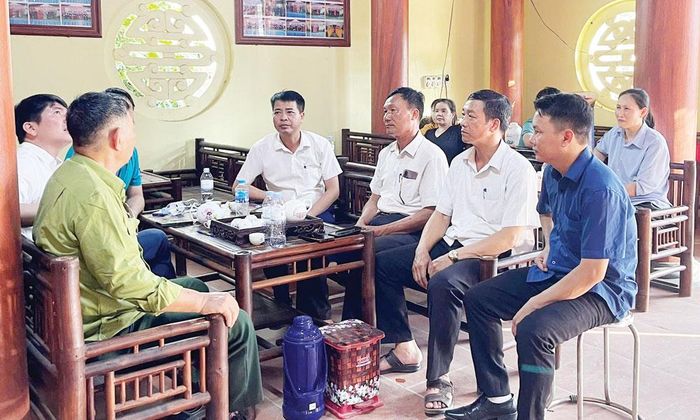 Tổ công tác của Bảo tàng Bắc Ninh số 2 cùng cán bộ và Nhân dân Ngô Thôn thảo luận việc di dời hiện vật tại đình làng. 