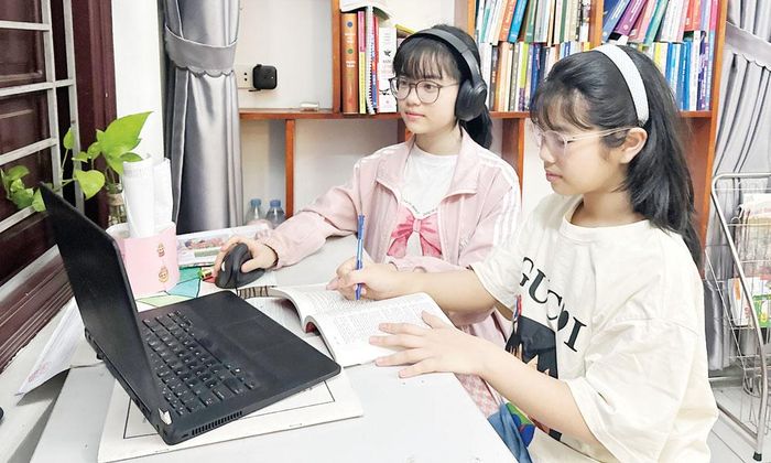  Học sinh phường Đa Mai tự học tại nhà trong dịp hè. 