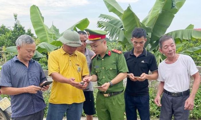 Cán bộ Công an xã Đèo Gia hướng dẫn người dân tham gia mô hình “Tiếng kẻng an ninh trong kỷ nguyên số".
