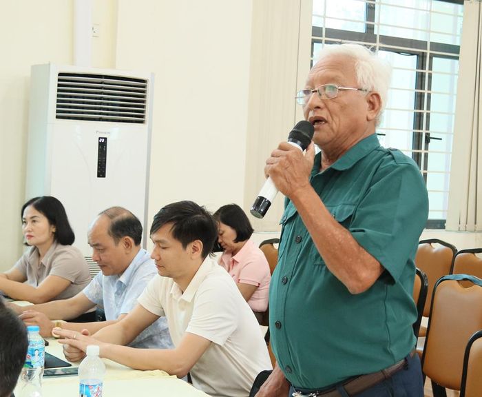 Cử tri thôn Hữu Định nêu một số ý kiến tại Hội nghị.