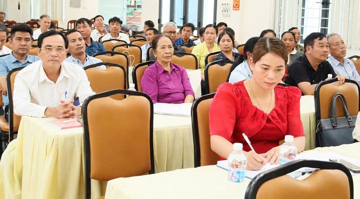 Đông đảo cử tri xã Hợp Thịnh tham dự hội nghị.
