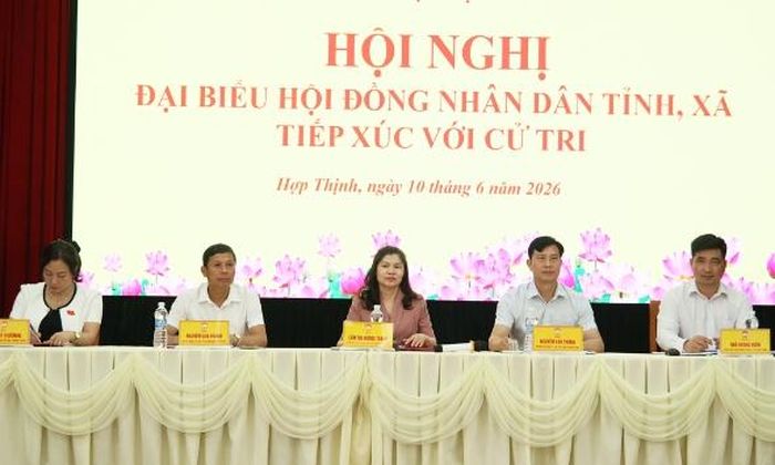 Các đại biểu HĐND tỉnh và xã chủ trì hội nghị.