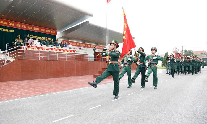  Cán bộ, chiến sĩ Lữ đoàn Pháo binh 164 duyệt đội ngũ. 