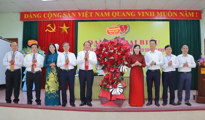  Các đại biểu tặng hoa chúc mừng Đại hội. 