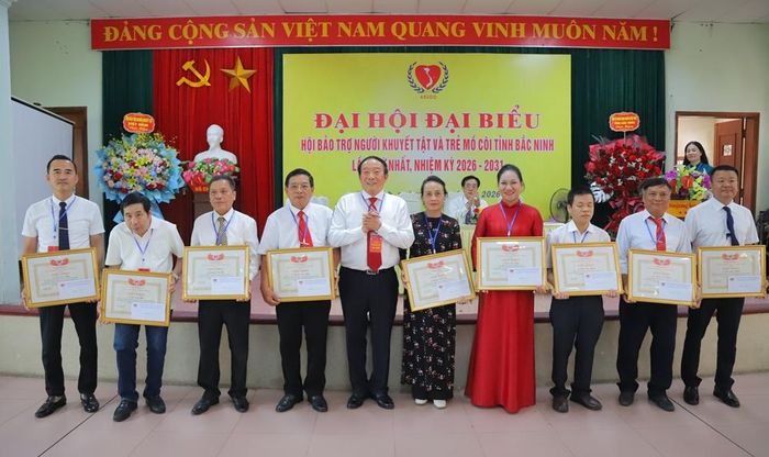  Lãnh đạo Hội Bảo trợ người khuyết tật và trẻ mồ côi tỉnh tặng Giấy khen cho các cá nhân có thành tích xuất sắc trong công tác Hội và phong trào thi đua. 