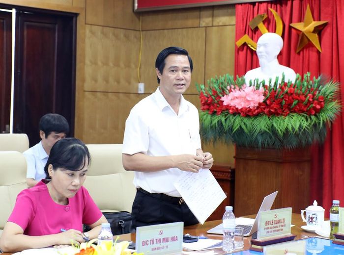 Đồng chí Lê Xuân Lợi nêu một số vấn đề ngành Y tế tỉnh cần quan tâm tại buổi làm việc.