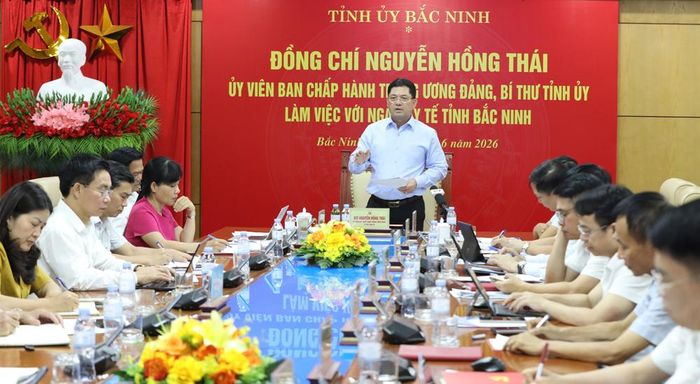 Đồng chí Nguyễn Hồng Thái chủ trì buổi làm việc.