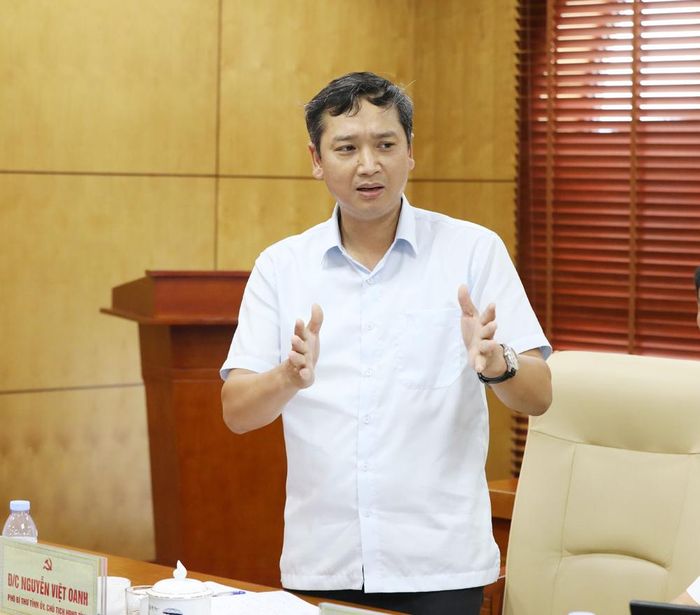 Đồng chí Nguyễn Việt Oanh trao đổi tại buổi làm việc.