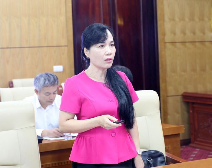 Đồng chí Tô Thị Mai Hoa, Giám đốc Sở Y tế trình bày báo cáo tại buổi làm việc.