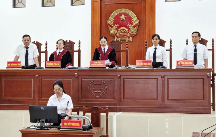  Phiên tòa xét xử 3 bị cáo cho thuê tài khoản ngân hàng lừa đảo chiếm đoạt tài sản. 