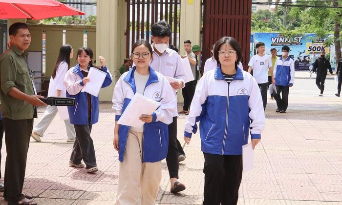 Thí sinh đến làm thủ tục thi tại điểm thi Trung học phổ thông Hàn Thuyên.