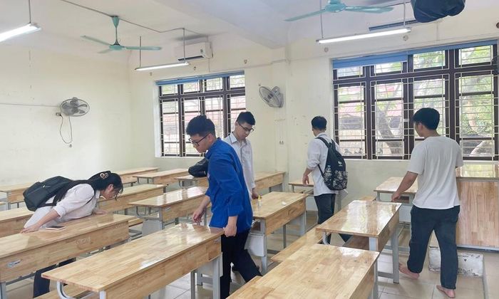 Học sinh khối 11 trường Trung học phổ thông Hoàng Quốc Việt kê dọn bàn ghế ngay ngắn chuẩn bị cho kỳ thi.