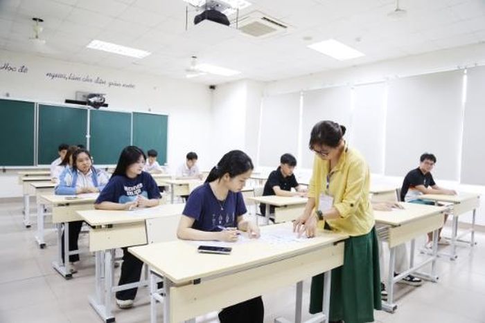 Hướng dẫn thí sinh làm thủ tục dự thi tại điểm thi Trung học phổ thông Chuyên Bắc Ninh (phường Kinh Bắc).