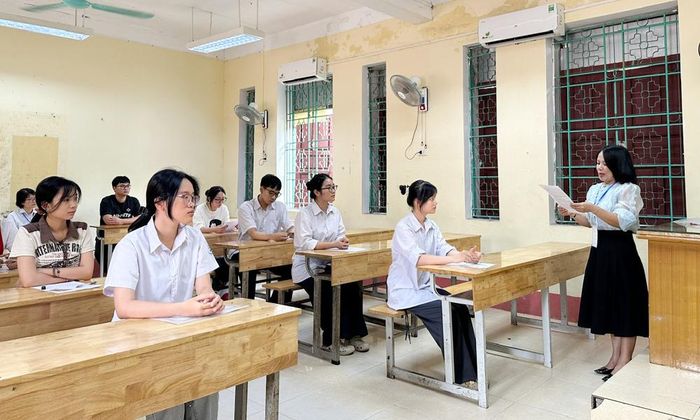 Giám thị quán triệt quy chế thi tốt nghiệp trung học phổ thông tại điểm thi Trường Trung học phổ thông Ngô Sĩ Liên (phường Bắc Giang).