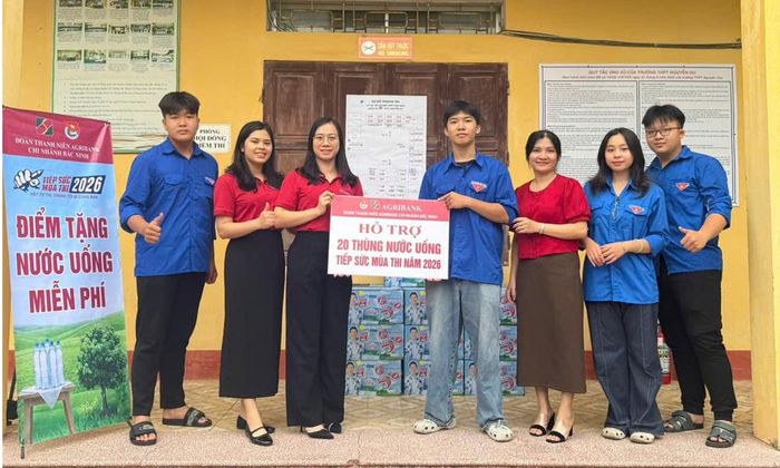 Thanh niên tình nguyện tại điểm thi Trung học phổ thông Nguyễn Du tiếp nhận nước uống phục vụ thí sinh của nhà tài trợ
