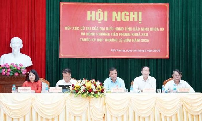 Đại biểu HĐND tỉnh và đại biểu HĐND phường Tiền Phong tại buổi tiếp xúc với cử tri.