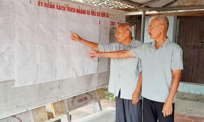 Người dân tổ dân phố Liễu Lâm, phường Song Liễu rà soát danh sách, diện tích thu hồi đất để bàn giao thực hiện dự án.