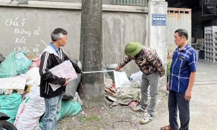 Cán bộ chuyên môn kiểm kê tài sản trên đất của các hộ dân tại tổ dân phố Thọ Môn, phường Phù Khê.