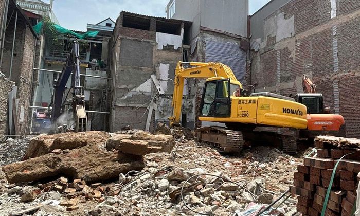  Huy động máy móc khẩn trương khắc phục sự cố. 