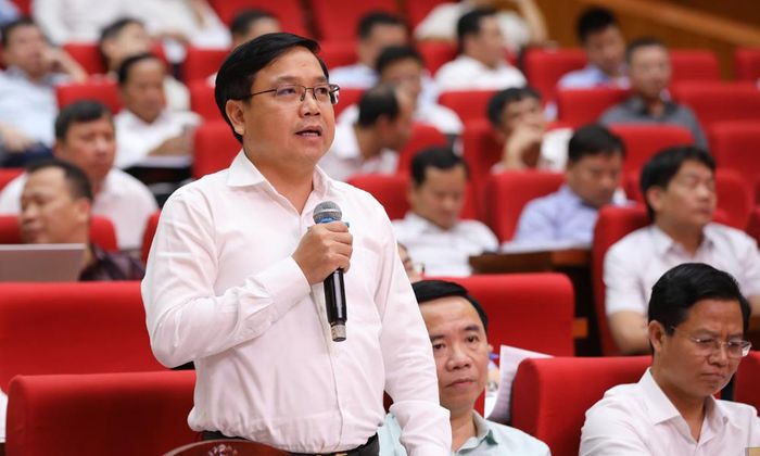 Đồng chí Nguyễn Đình Hiếu, Giám đốc Sở Tài chính làm rõ một số nội dung các xã, phường quan tâm.