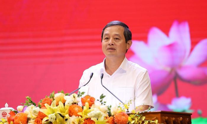 Chủ tịch UBND tỉnh Phạm Hoàng Sơn báo cáo kết quả kinh tế - xã hội những tháng đầu năm.